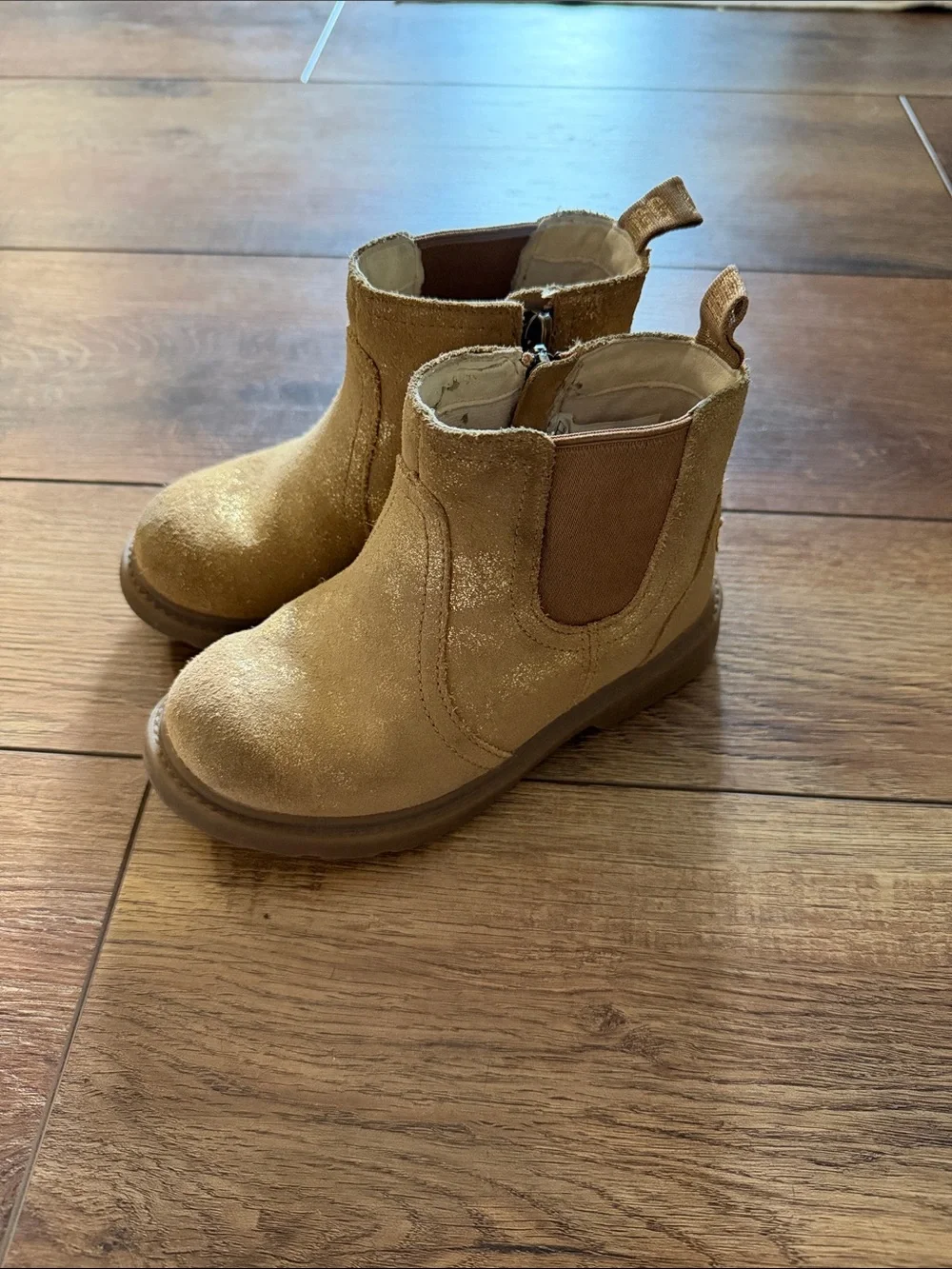 UGG Girls' Chelsea Boots in Metallic Tan